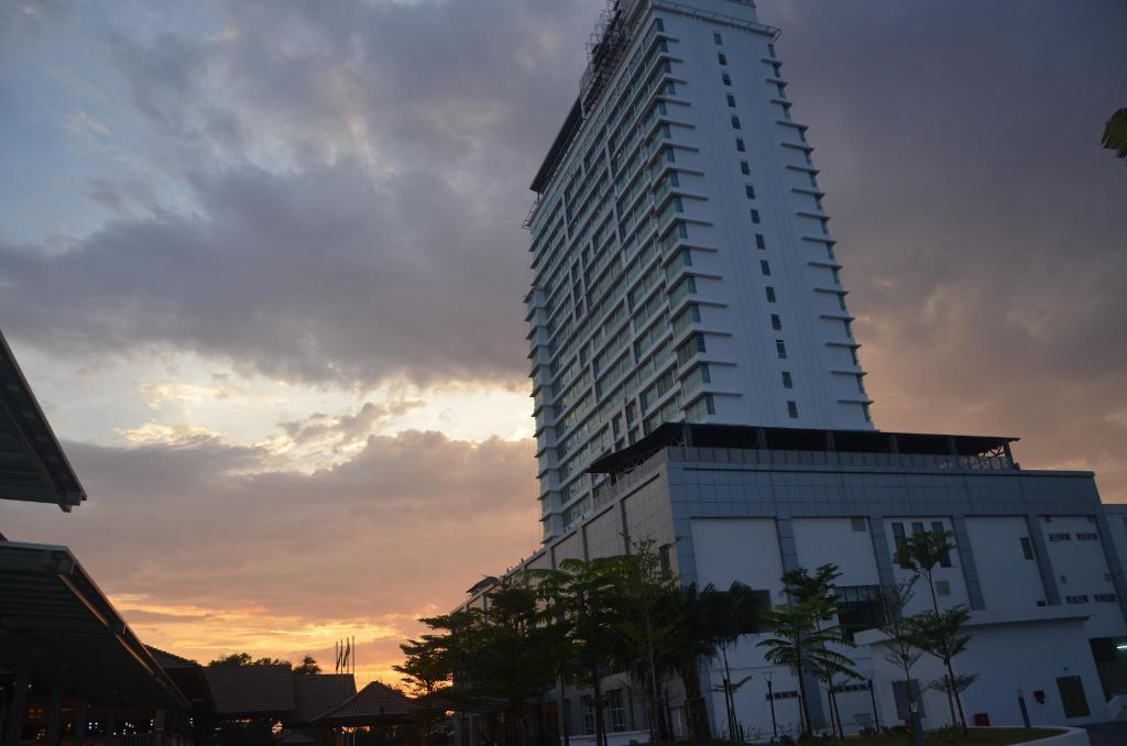 Tenera Hotel Bangi Esterno foto The 10-storey tower of the hospital
