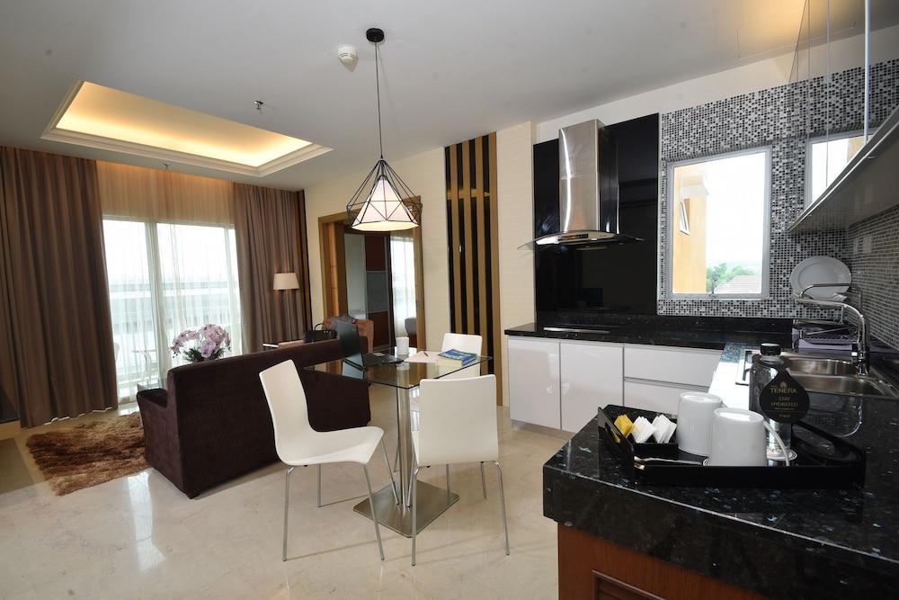 Tenera Hotel Bangi Esterno foto A 3D rendering of a kitchen and dining room