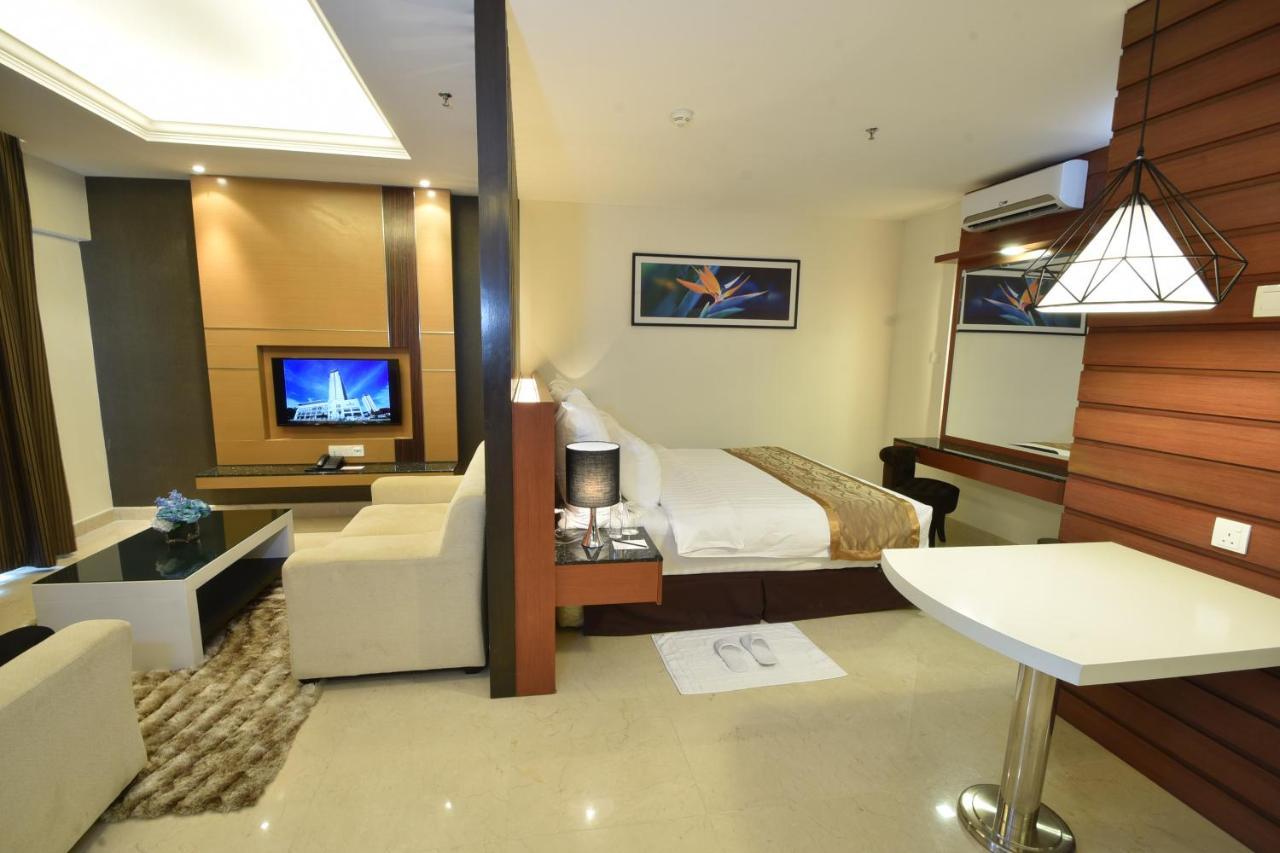 Tenera Hotel Bangi Esterno foto A room at the hotel