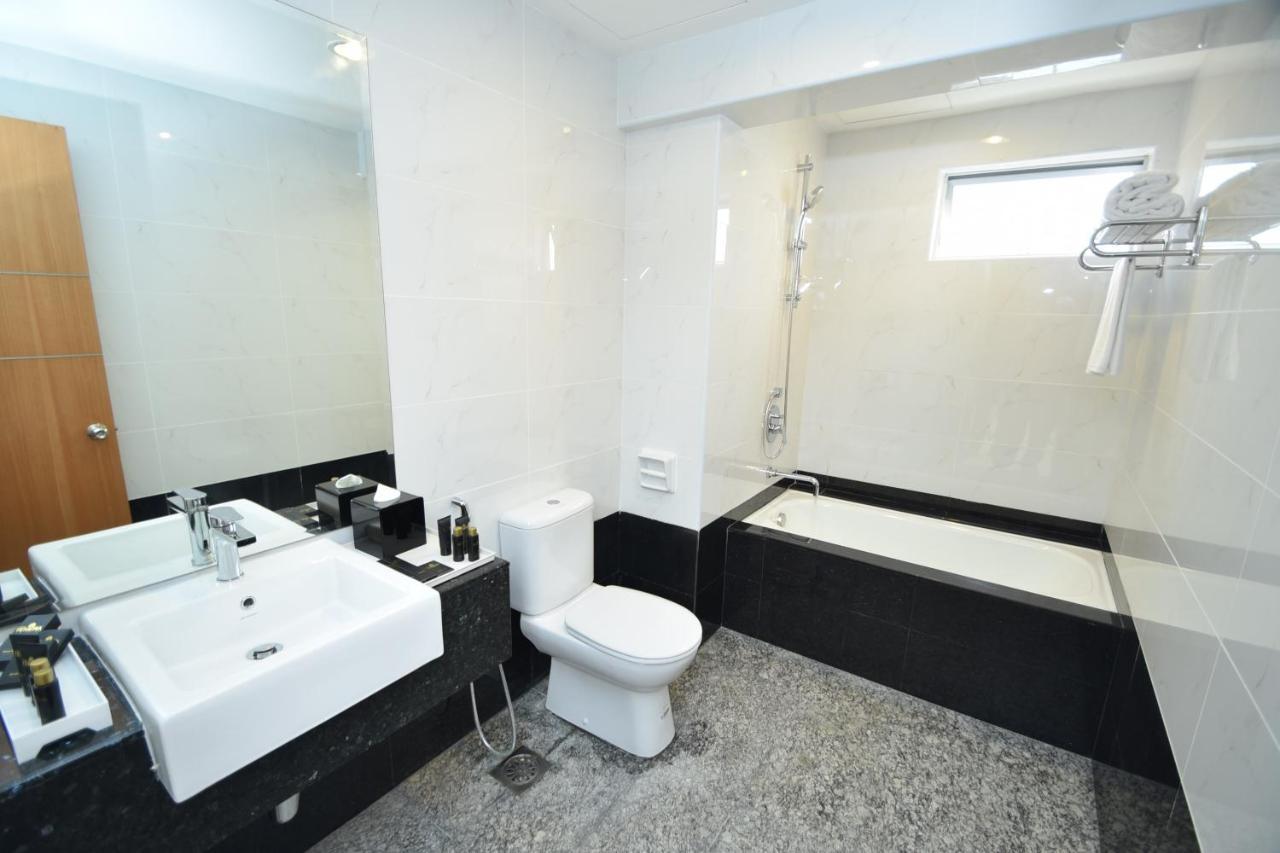 Tenera Hotel Bangi Esterno foto A modern bathroom