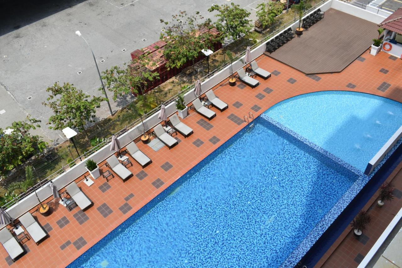 Tenera Hotel Bangi Esterno foto The pool at the hotel
